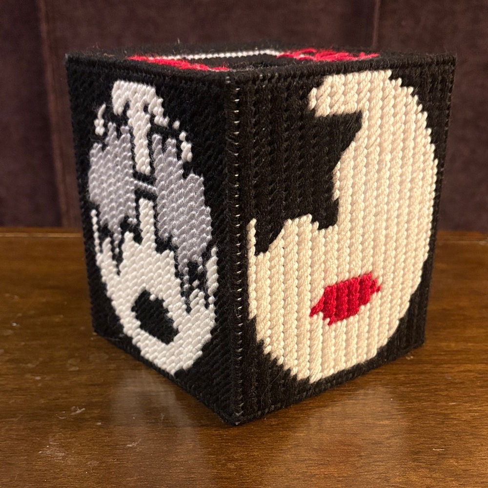 New handmade Kiss tissue box cover. - Picture 3 of 5